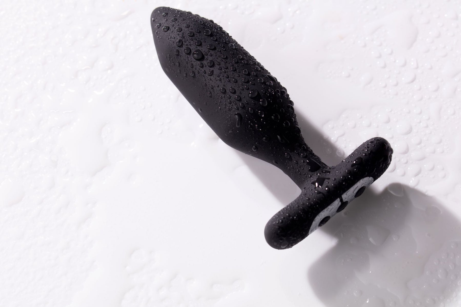 Onyx Vibrating Butt Plug Black - Sheets Optional